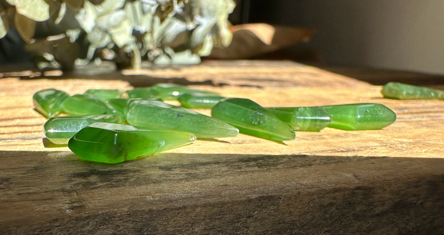 Nephrite Jade Kite 10/20mm (sold individually) Vintage